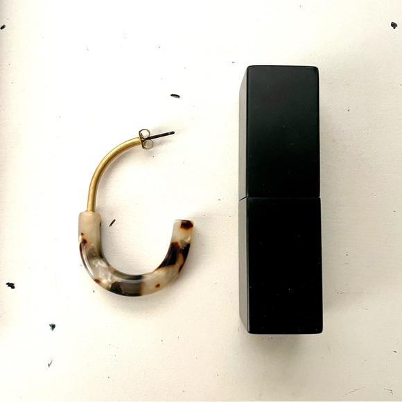 2 pair Madewell Half-and-Half Hoop Earrings Gold/Cherry & Gold/Tortoiseshell - Picture 6 of 10